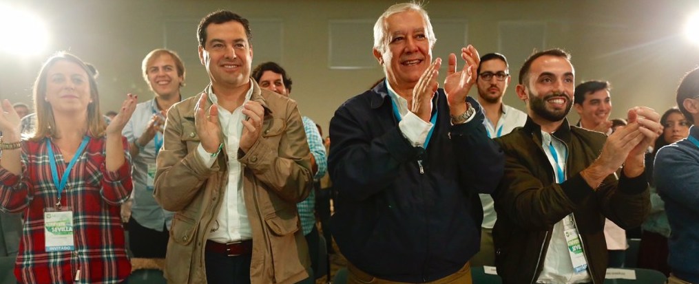 El presidente del PP andaluz, Juanma Moreno, junto a Javier Arenas en un acto del partido.