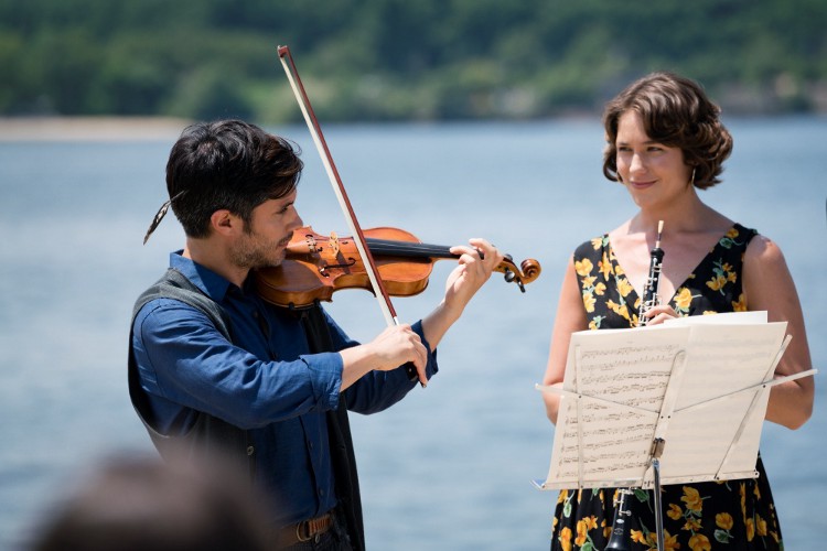 Gael García Bernal y Lola Kirke, en ‘Mozart in the jungle’. (Fuente: Movistar+)