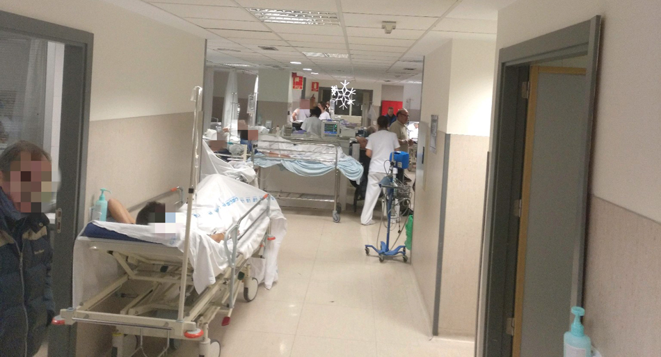 Un paciente en los pasillos en Urgencias del Hospital La Paz