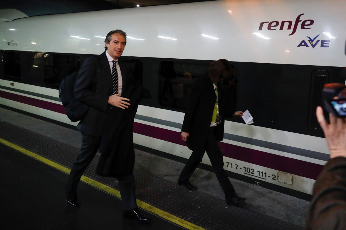 El ministro de Fomento, Íñigo de la Serna, antes de emprender viaje a Barcelona en AVE con motivo del X aniversario de esta línea de alta velocidad. 
