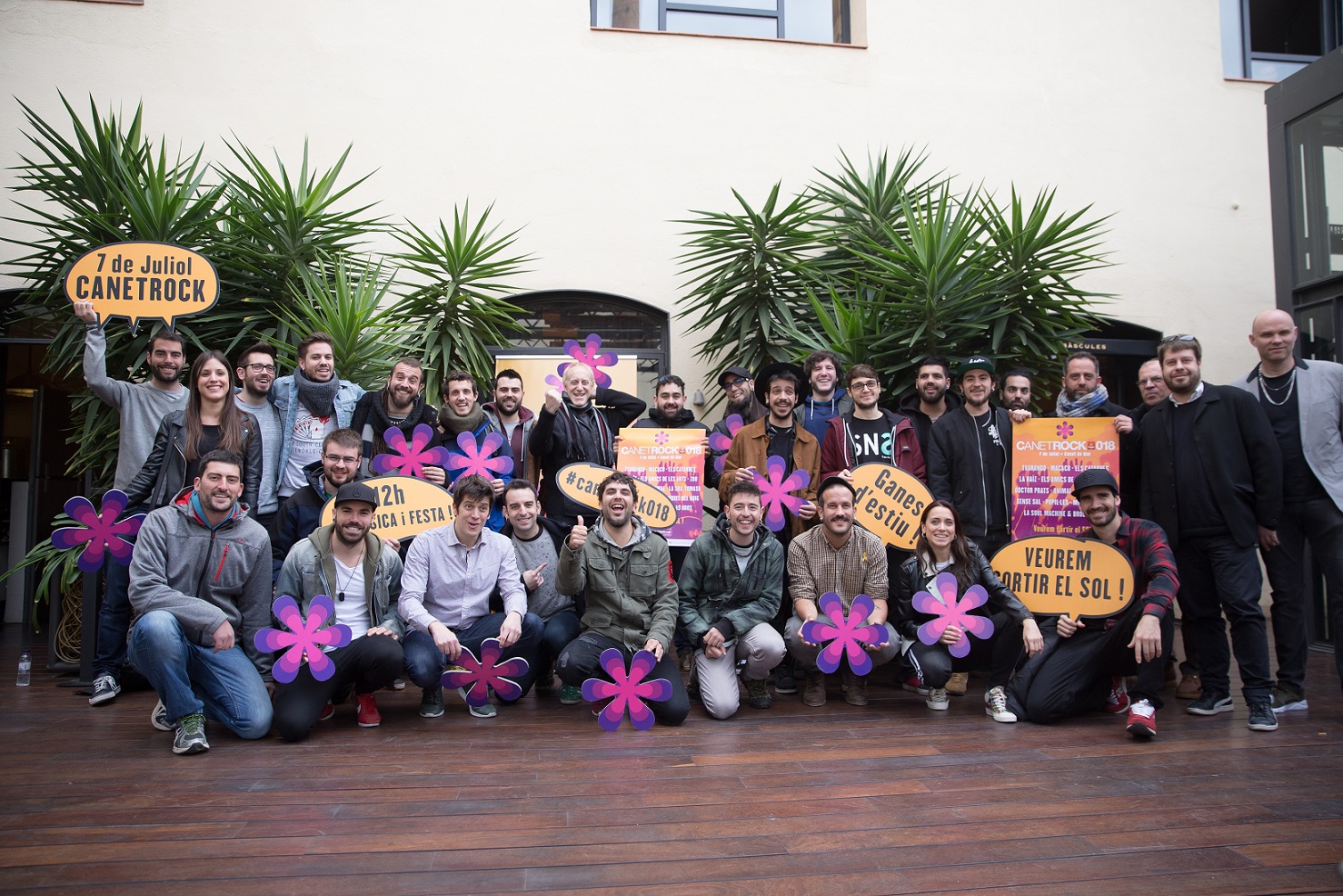 Els artistes i els impulsors del Canet Rock abans de la roda de premsa de presentació 