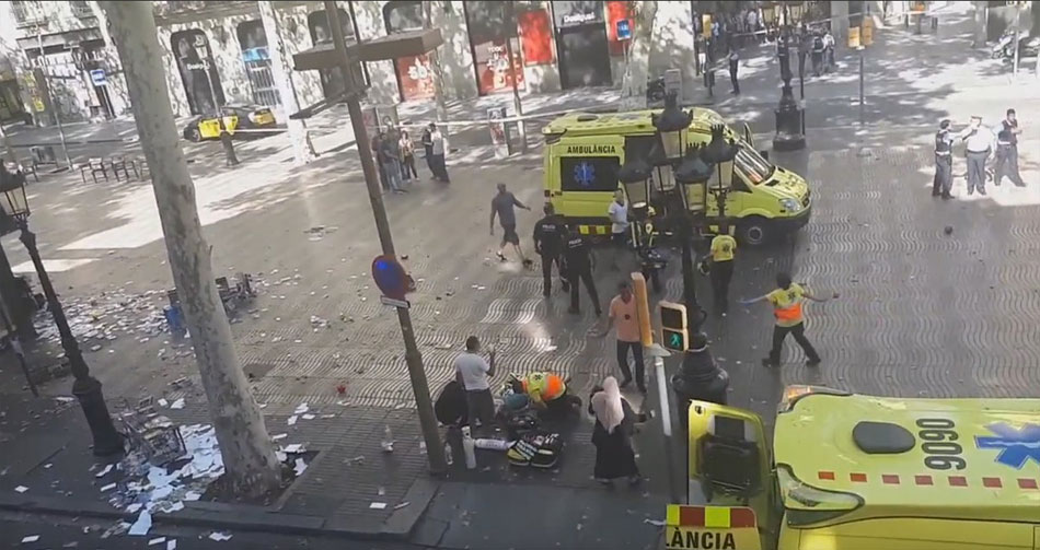 Emergencia atiende a los heridos en el atentado en La Rambla