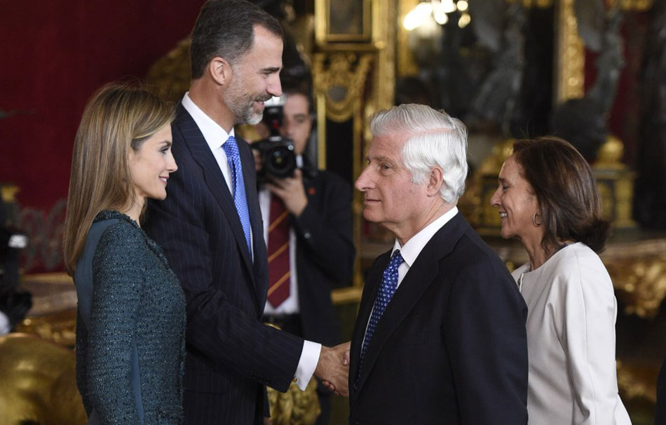 El duque de Alba saluda a los reyes de España en una recepción oficial en el Palacio Real