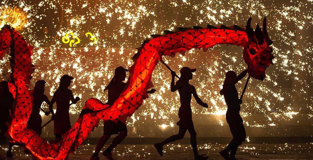 Varios artistas realizan la tradicional danza del dragón durante las celebraciones del Año Nuevo Chino en Happy Valley, Pekín, China. 