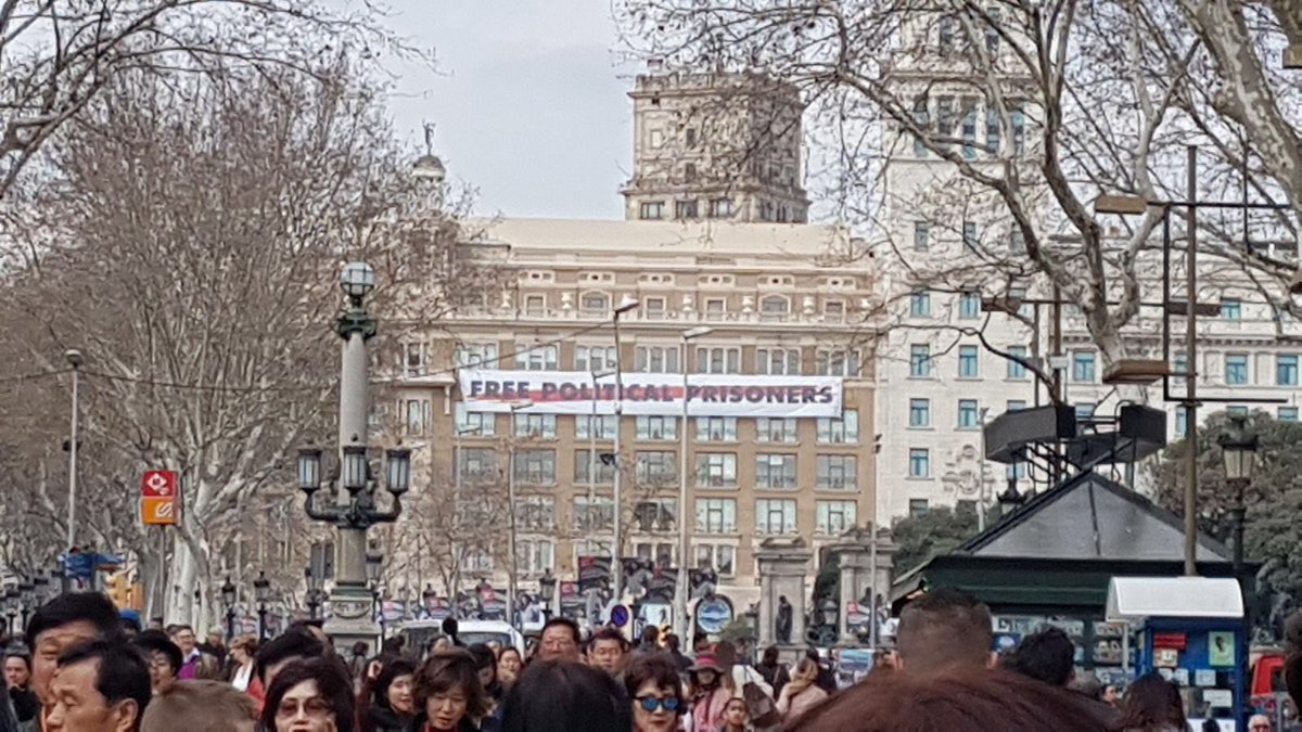 Cartel por los presos políticos en Plaza Cataluña. TWITTER