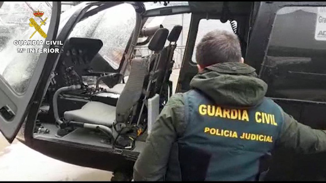Fotografía proporcionada por la Guardia Civil de uno de los dos helicópteros utilizados por los integrantes de la organización crimina