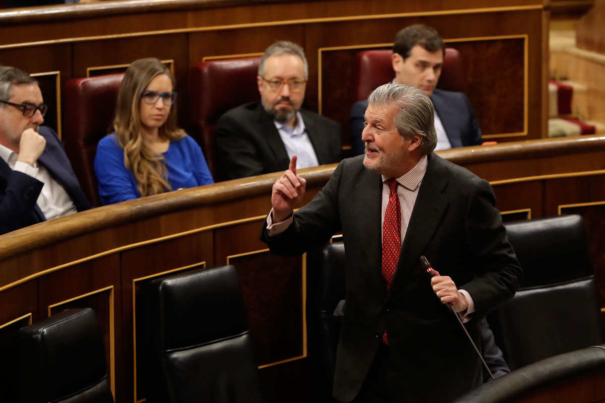 El ministro de Cultura, Íñigo Méndez de Vigo, responde al diputado de En Comú Podem Joan Mena en la sesión de control al Gobierno.