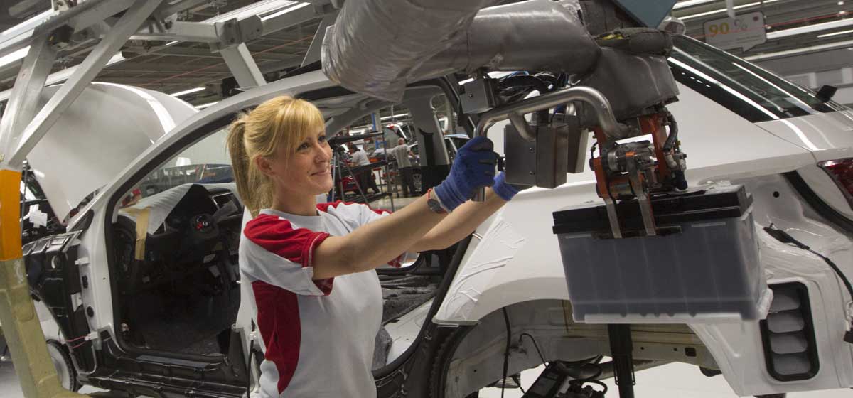 Una operaria trabaja en el Seat León, en el taller de la planta de SEAT. 