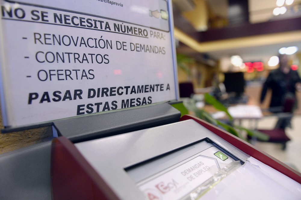 Dispensador de tickets de turnos en una oficina de empleo en Castilla y León