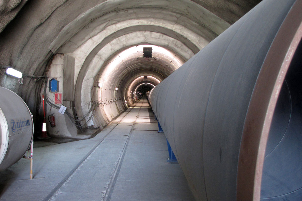 Túnel y tubería de conexión de las redes de aguas del Ter y el Llobregat, en Collserola