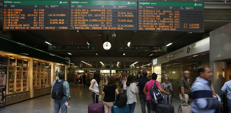 Viajeros miran los horarios en la estación madrileña de Atocha durante una jornada de huelga