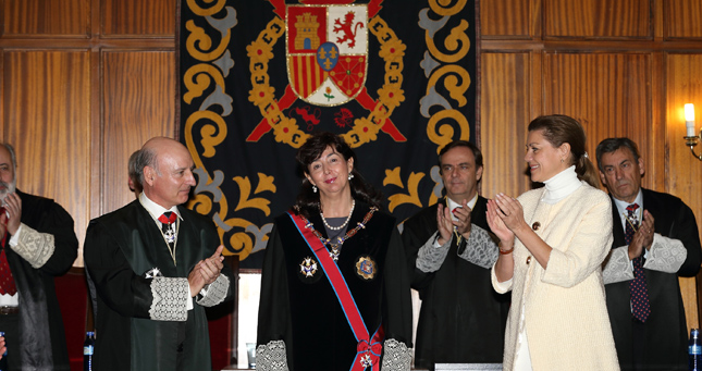 Concepción Espejel recibe una condecoración de María Dolores de Cospedal.