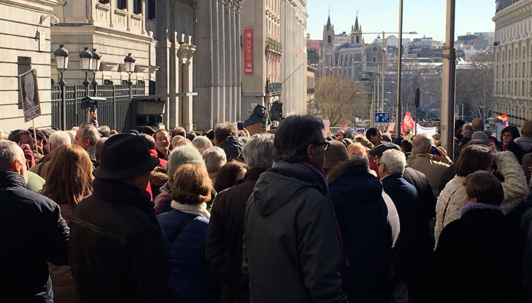 Aspecto de las cercanías del Congreso, rodeado de manifestantes en defensa de las pensiones 
