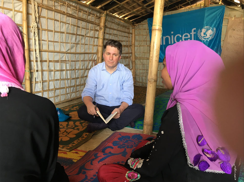 Justin Forsyth visitando un campamento de refugiados Rohingya