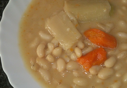 Judías blancas con verduras y panceta asada