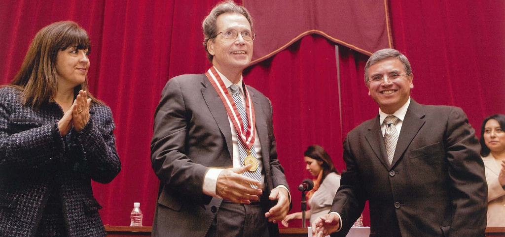 Josep Miró recogiendo en 2012 la Medalla al Mérito en Humanidades de la Universidad de Anahúac de México.