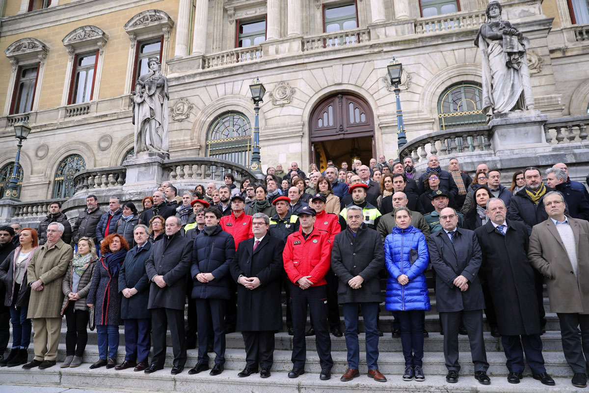 Concentración convocada por el Ayuntamiento de Bilbao, en repulsa por los incidentes violentos en el exterior del campo de San Mamés, en los que falleció un ertzaina