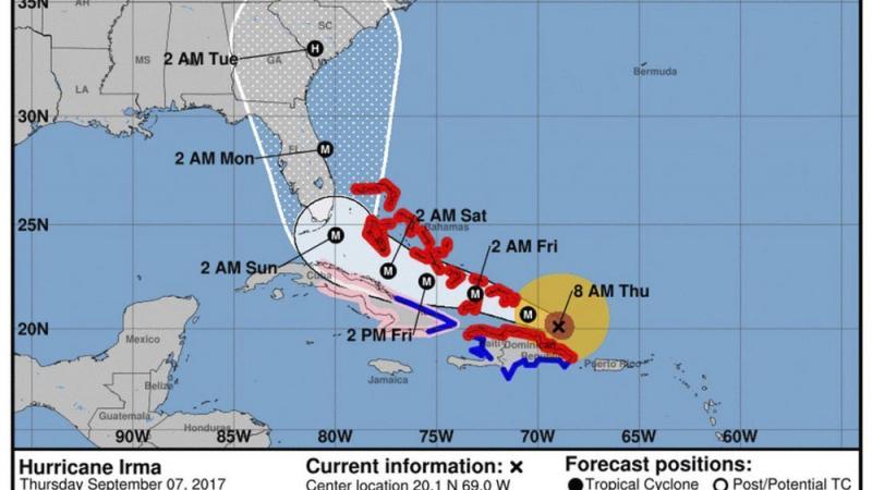 Fotografía facilitada por la Agencia Nacional de Océanos y Atmósfera de Estados Unidos (NOAA), que muestra datos y alertas sobre la trayectoria prevista del huracán Irma.