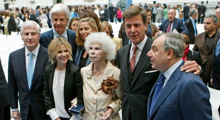 La familia de Alba en una foto de archivo. Carlos Fitz-James Stuart  y Martínez de Irujo el primero a la izquierda. 