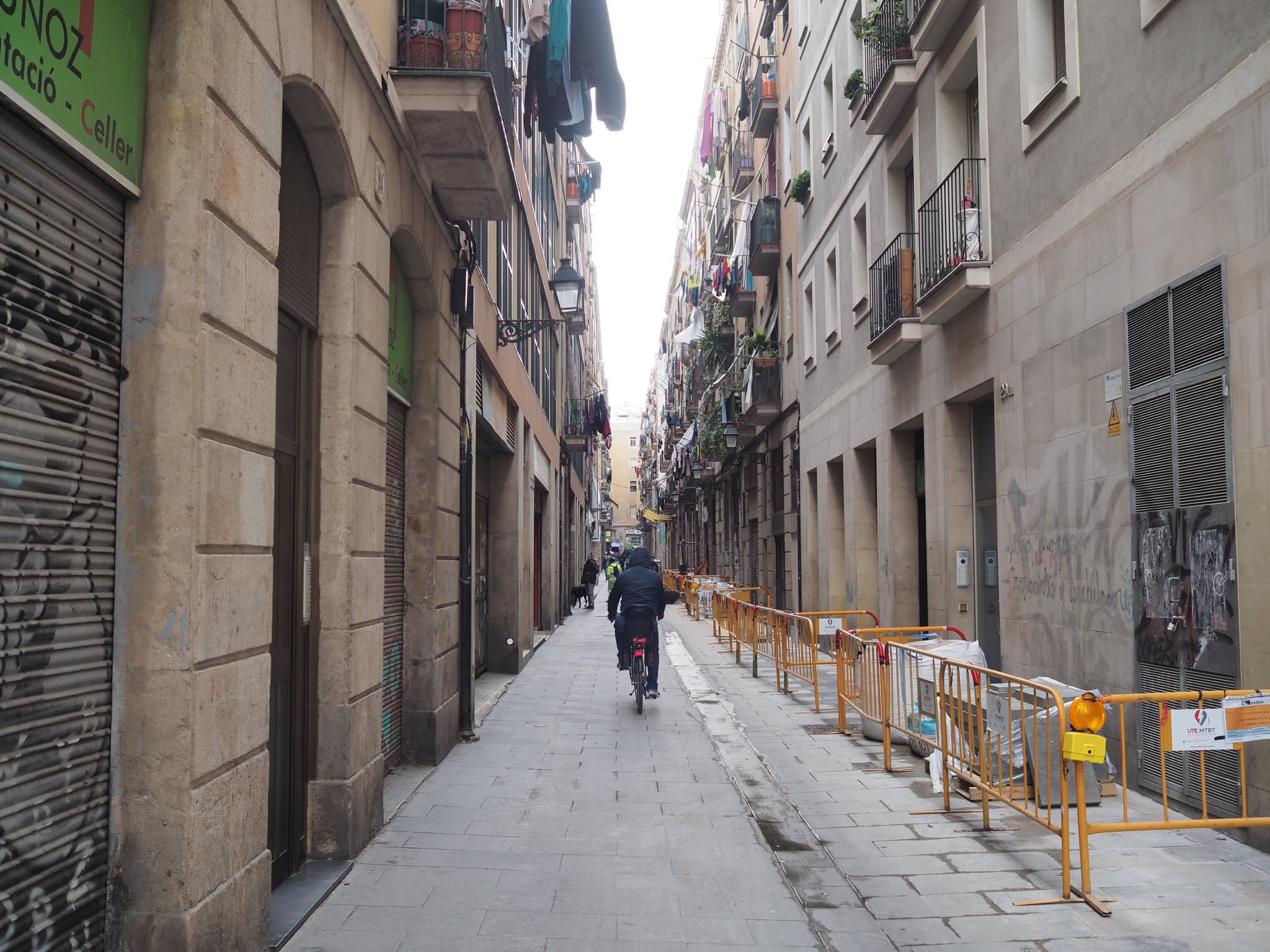 Calle de la Reina Amàlia, de las más castigadas por la lacra de los narcopisos