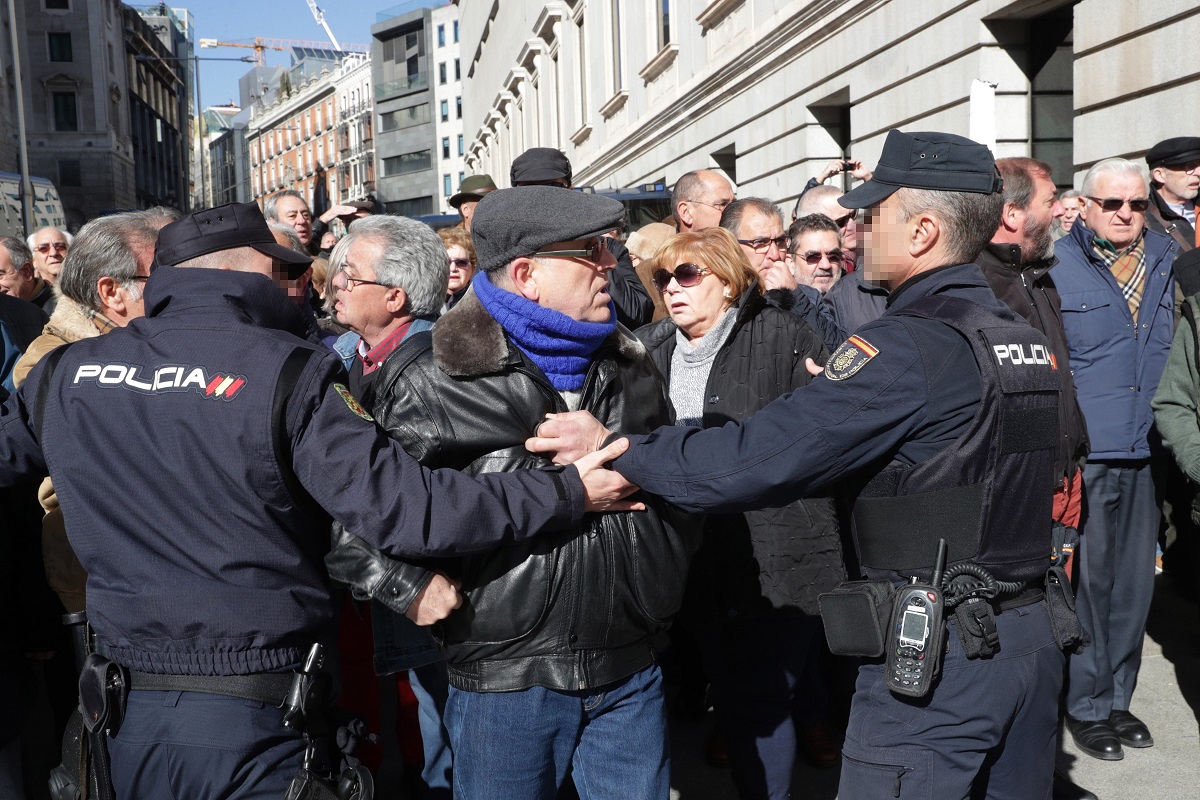 Jubilados se concentran frente al Congreso por las pensiones