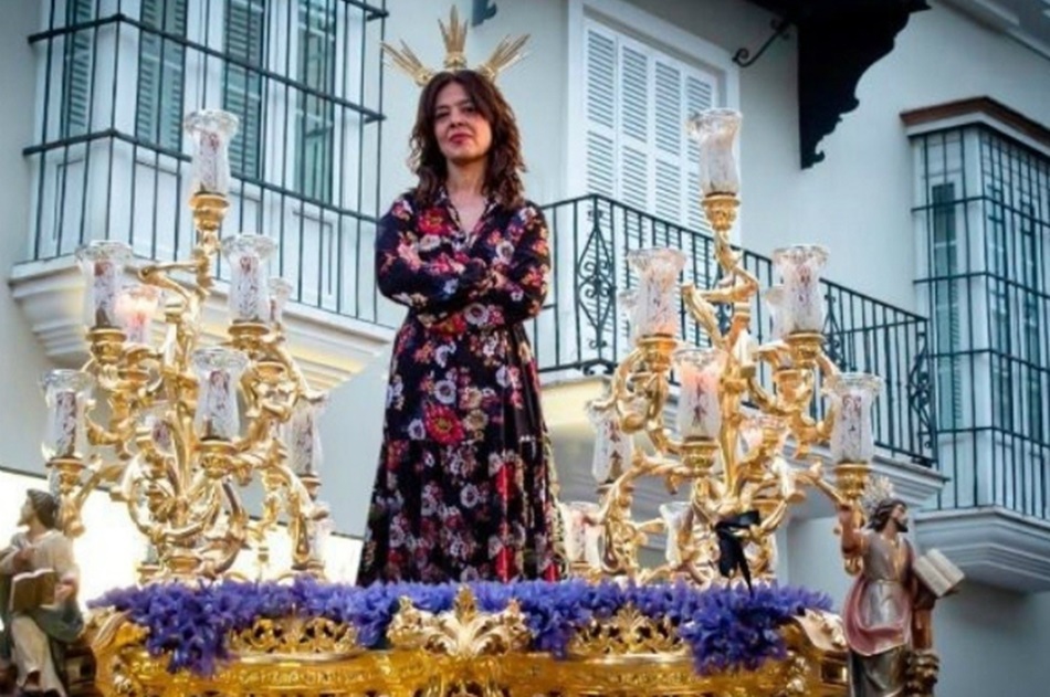 Montaje de Pilar Zamora a modo de Cristo. 