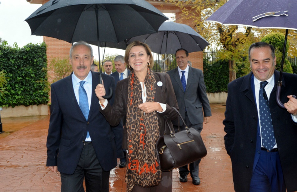 María Dolores de Cospedal junto a Juan Carlos Ortiz Argüelles, jefe de la Central de Información, Investigación y Ciberdelincuencia de la Policía Nacional. 