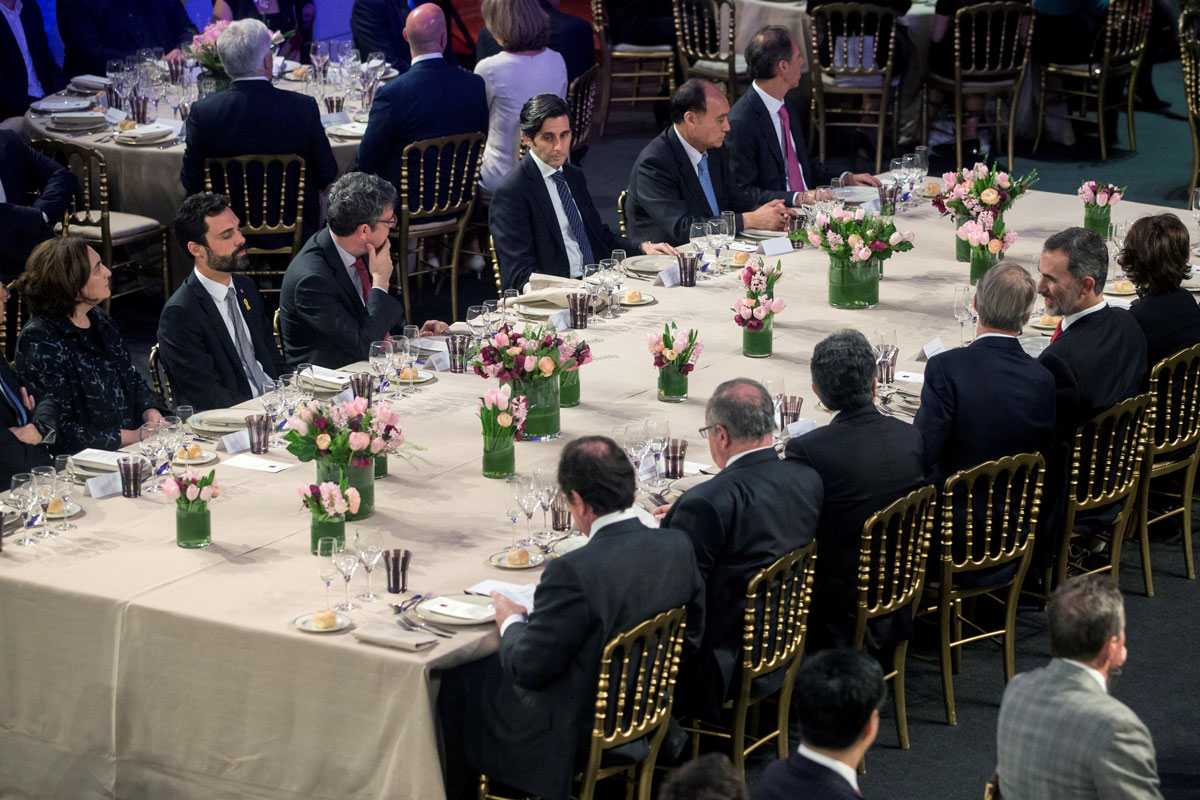 El Rey Felipe VI preside la cena de bienvenida al Mobile World Congress (MWC), en la mesa se puede vera a Roger Torrent (2i) y la alcaldesa de Barcelona Ada Colau (i), entre otros.