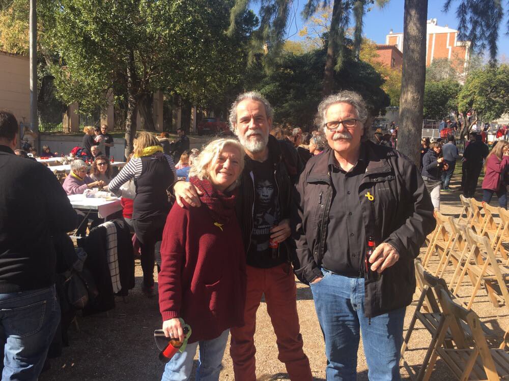 Willy Toledo, en la calçotada popular con Joan Tardà. 