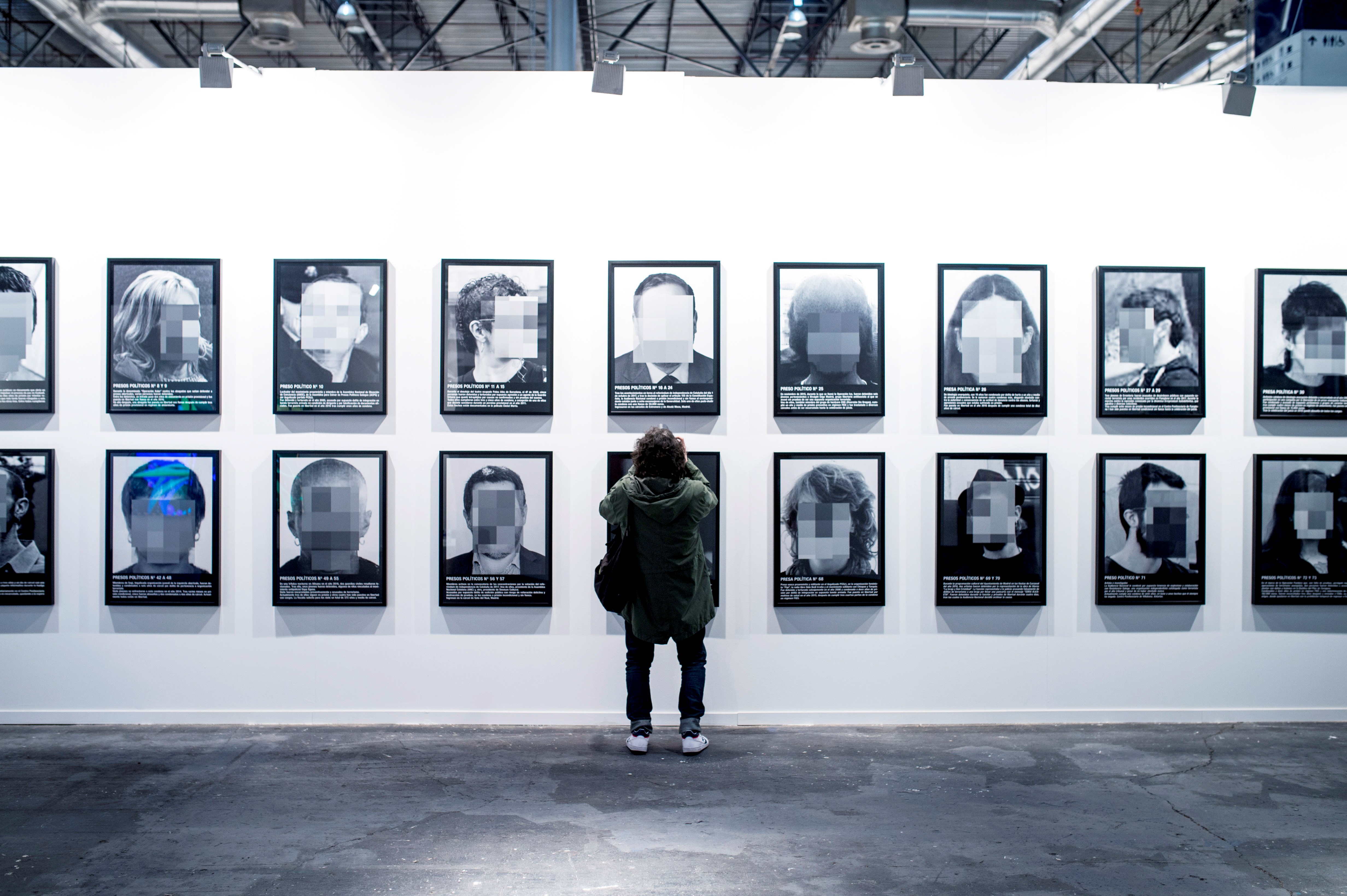 Fotografía, tomada el 20/2/201 de la obra "Presos Políticos" del español Santiago Sierra en la edición 2018 de ARCO 