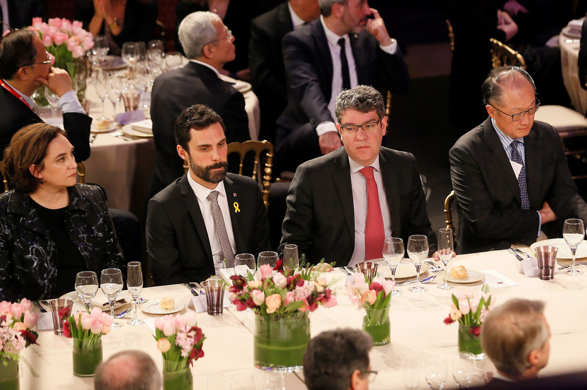 Ada Colau, Roger Torrent junto al ministro de Energía, Turismo y Agenda Digital, Álvaro Nadal, y el presidente del Banco Mundial, en la cena del Mobile.