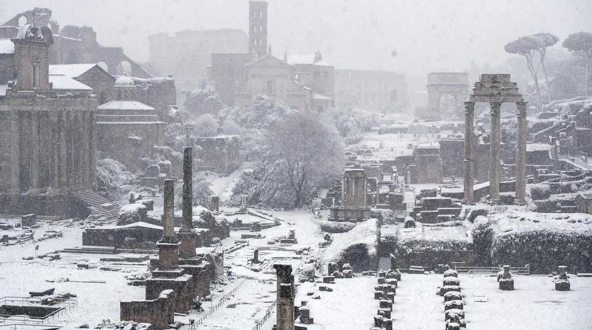 El Fori Imperiali completamente nevado, en Roma, Italia, este 26 de febrero . 