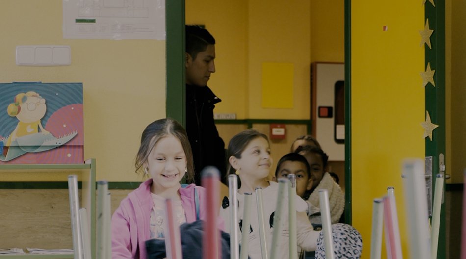 Niños sonrientes en un aula