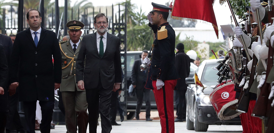 El presidente del Gobierno español, Mariano Rajoy, acompañado por su homólogo tunecino, Yusef Chahed