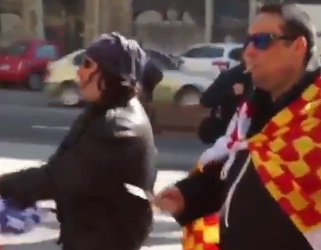 Un hombre con una navaja en la manifestación de Tabarnia