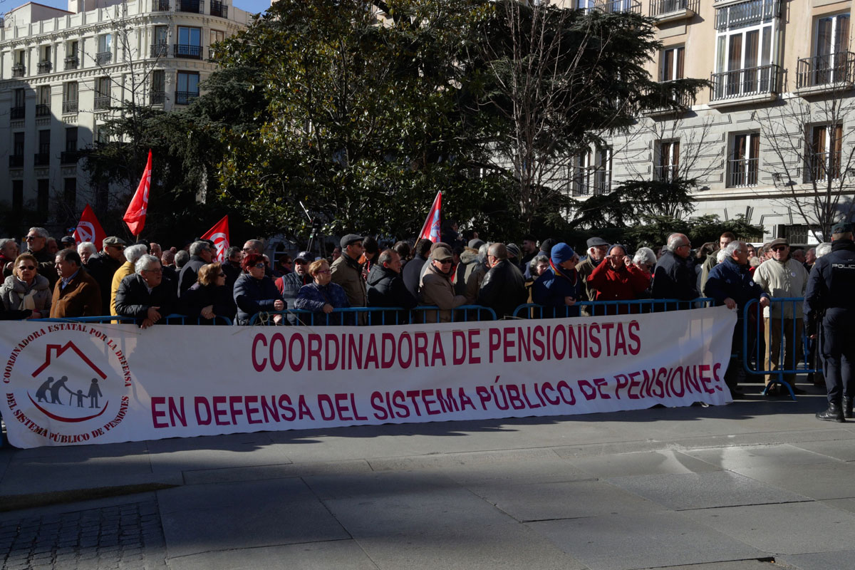 Miles de jubilados se manifiestan en Madrid en defensa del sistema público de pensiones. 