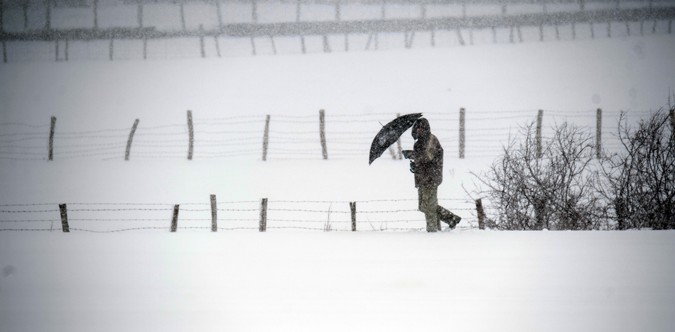 Un hombre camina entre la nieve