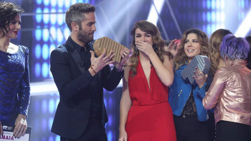 Roberto Leal entregando el premio de ganadora de Operación Triunfo a Amaia