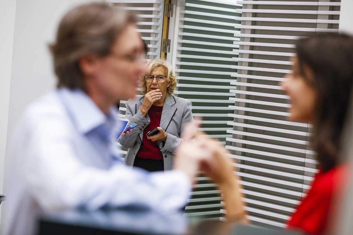 La primera teniente de alcalde del Ayuntamiento de Madrid, Marta Higueras, conversa con la portavoz del Gobierno de Ahora Madrid, Rita Maestre, en presencia de la alcaldesa de Madrid, Manuela Carmena.