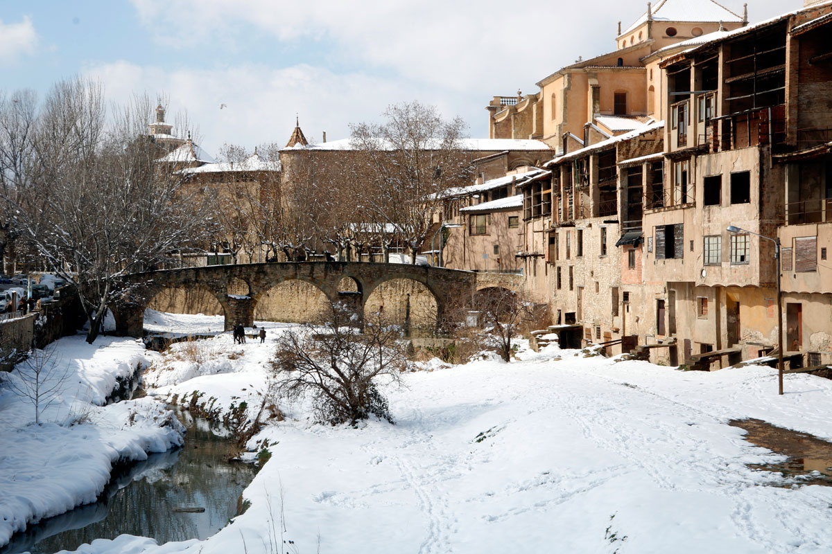 Vista general del barrio de las curtidurías de Vic y el río Méder cubiertos de nieve - ACN