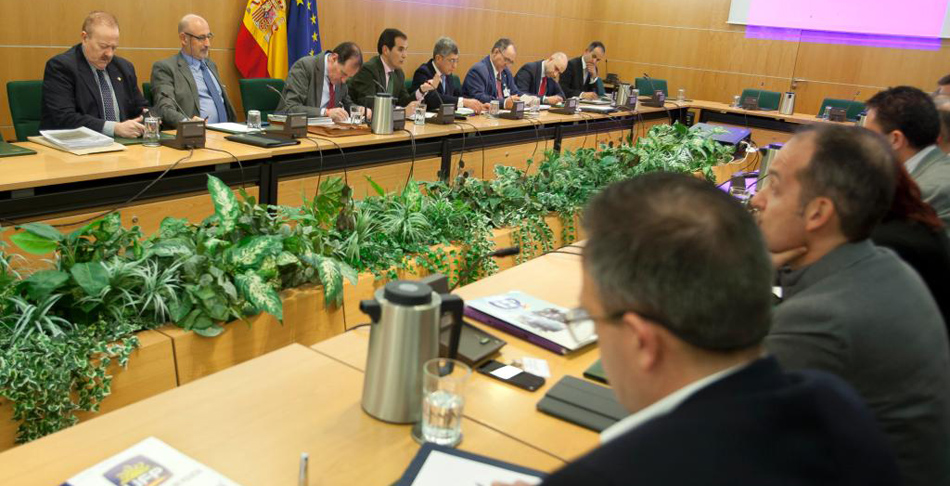 El secretario de Estado, José Antonio Nieto, en la mesa de negociación con guardias civiles y policías