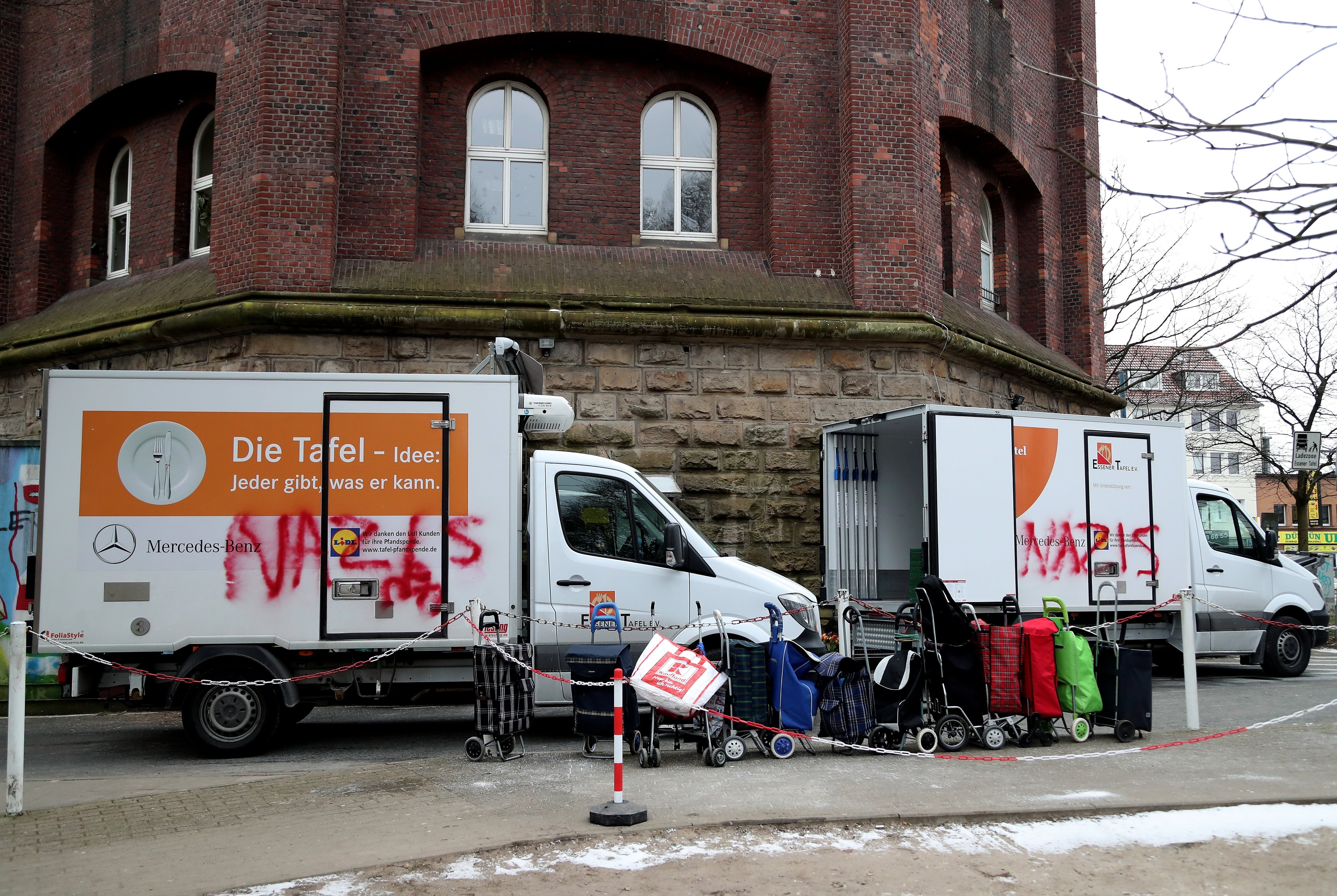 Camiones del Banco de Alimento de Essen, el pasado día 26, con la palabra "nazi" pintada en ellos. 