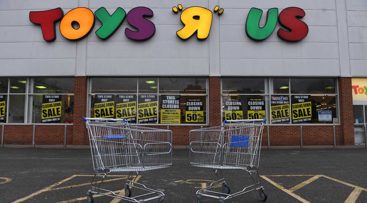 En la imagen, logotipo de la cadena de venta de juguetes estadounidense Toys 'R' Us en una tienda cerrada de Londres (Reino Unido).