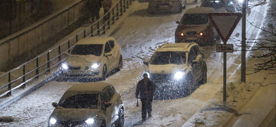 Varios vehículos atrapados en el barrio de Bidebieta de San Sebastián que ha amanecido hoy bajo una intensa nevada