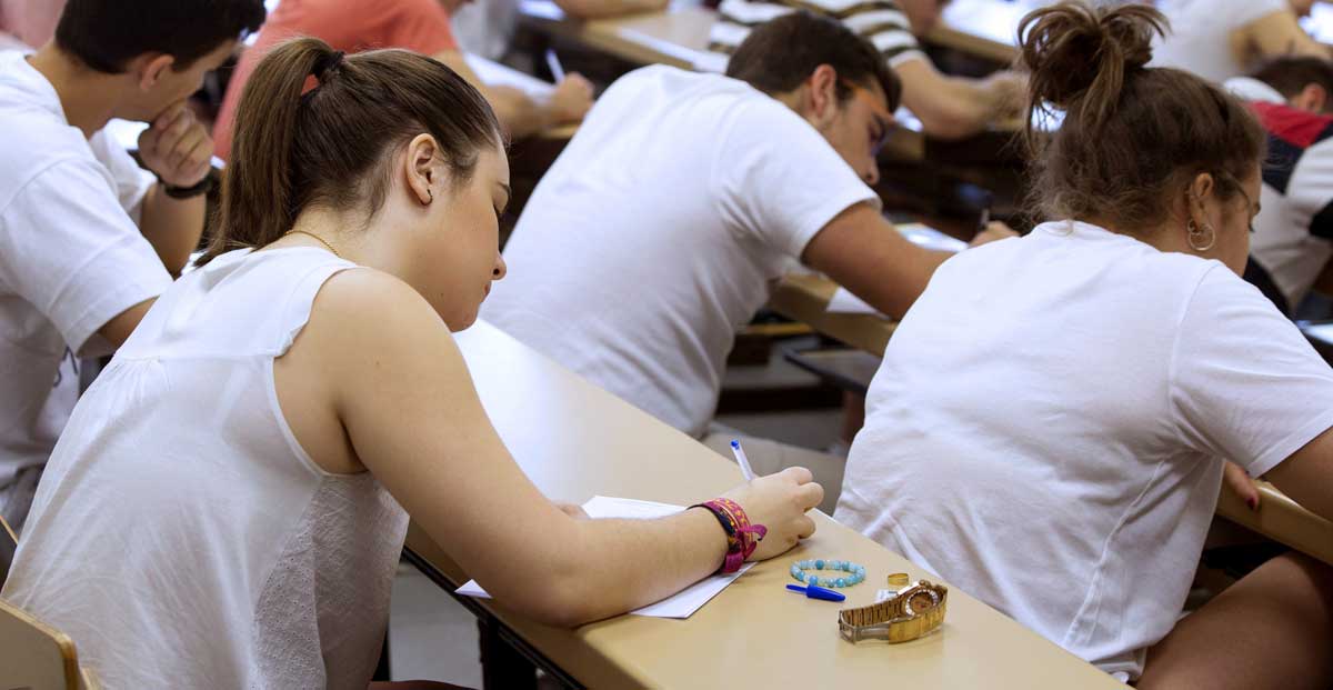 Imagen de un grupo de alumnos universitarios durante un examen.