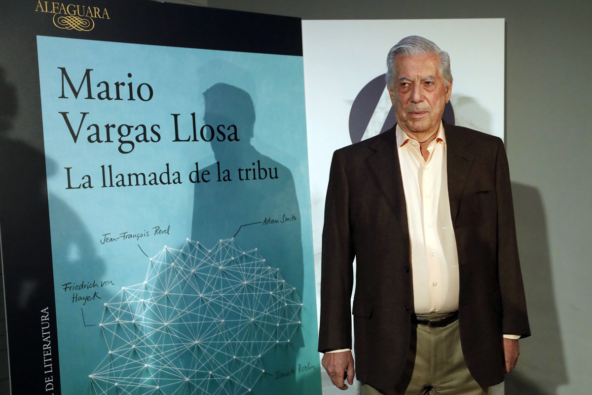 El premio nobel de literatura hispano-peruano Mario Vargas Llosa, durante la presentación de su nuevo libro, La llamada de la tribu.