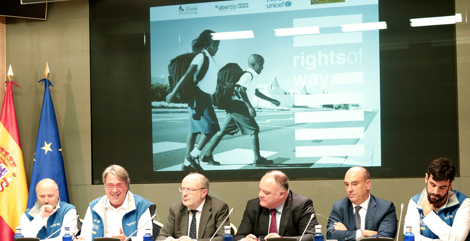Josep María Ramírez(2d), director de Guttmann; Fernando García Casas, secretario de Estado de Cooperación(3i); Sergi Loughney, de Abertis; y Javier Martos (2d), de Unicef
