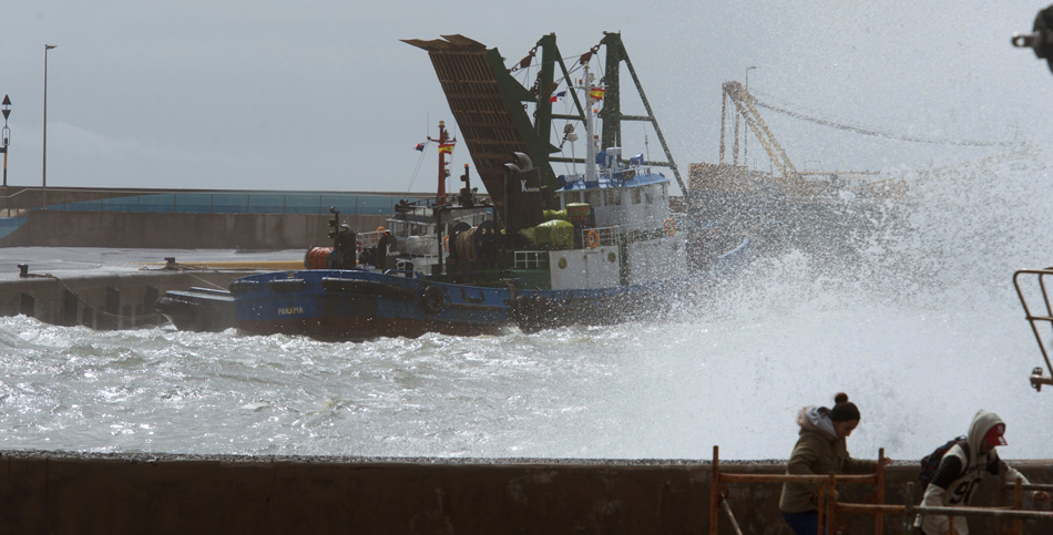 Barcos de carga con maquinaria pesada en el muelle de Gran Tarajal