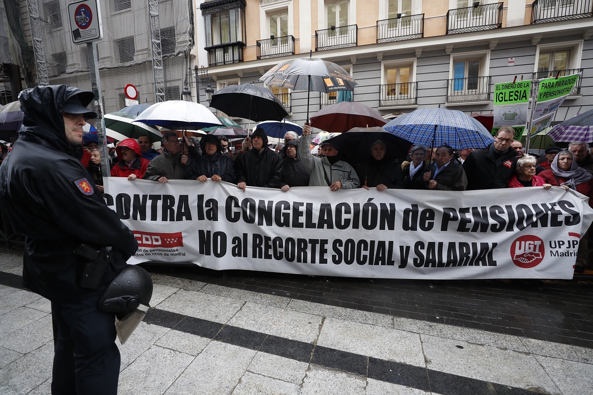 Los sindicatos UGT y CC.OO convocan movilizaciones en más de cuarenta ciudades en defensa del sistema público de pensiones fuente EFE