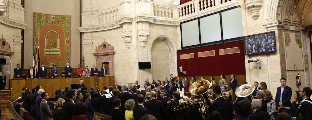 Sesión del Parlamento el Día de Andalucía, con la Banda Sinfónica de Sevilla interpretando el himno andaluz.
